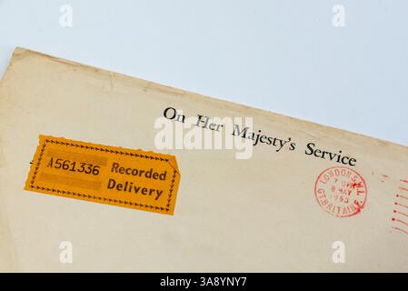 Sur le service de sa Majesté, enveloppe de livraison enregistrée des années 1960 TAD Londres SW1, 8 mai 1963 Banque D'Images