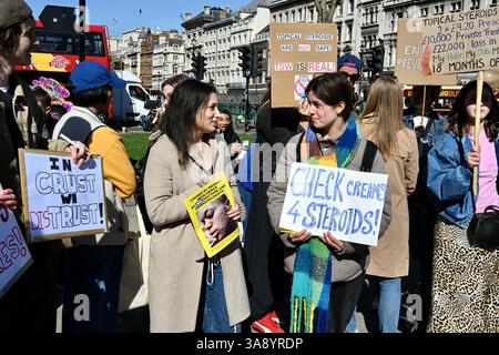 Londres, Royaume-Uni. Dites non à la manifestation Steroids sur la place du Parlement. Démonstration appelant à la révision des protocoles de prescription dans le NHS. Banque D'Images