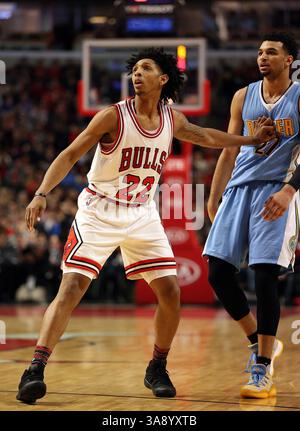 28 février 2017 - Chicago, il, USA - Cameron Payne (22) des Chicago Bulls retient Jamal Murray des Denver Nuggets le 28 février 2017 au United Center de Chicago. (Crédit image : © Terrence Antonio James/TNS via ZUMA Wire) Banque D'Images