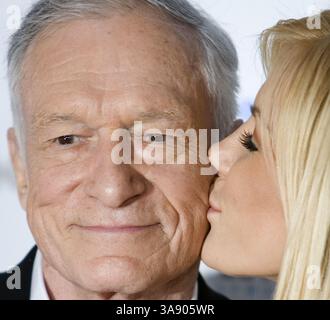 28 septembre 2017 - Hollywood, Californie, États-Unis d'Amérique - Hugh Hefner, qui a créé le magazine Playboy et l'a transformé en une industrie des médias et du divertissement, est mort mercredi à son domicile, le Playboy Mansion près de Beverly Hills, Californie. Il avait 91 ans. Hefner sera enterré au Westwood Memorial Park à Los Angeles, où il a acheté le tiroir du mausolée à côté de Marilyn Monroe. PHOTO DU DOSSIER : le propriétaire de Playboy Hugh Hefner arrive avec Playmate et l'actrice Crystal Harris assiste à la projection du Festival du film classique de TCM d'une étoile est née au théâtre chinois de Grauman le jeudi 22 avril 2010 in Banque D'Images