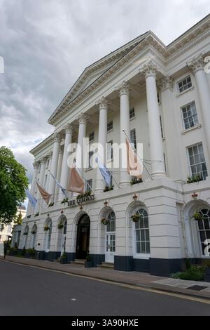 Vue sur la façade de l'hôtel Queens, dans la ville de Cheltenham, Royaume-Uni Banque D'Images