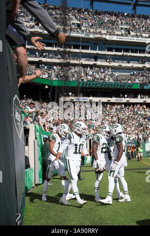1er octobre 2017 - East Rutherford, New Jersey, U. S - le dos de course des jets de New York ELIJAH McGuire (25) célèbre son touchdown dans le troisième quart-temps avec le receveur des jets de New York JEREMY KERLEY (14 ans) et le receveur des jets de New York JERMAINE KEARSE (10 ans) lors d'un match de saison régulière au stade MetLife à East Rutherford, NJ Les jets de NY battent les Jaguars de Jacksonville 23-20 (crédit image : © Mark Smith via ZUMA Wire) Banque D'Images
