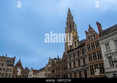 La tour de la cathédrale notre-Dame dans la ville belge d'Anvers Banque D'Images