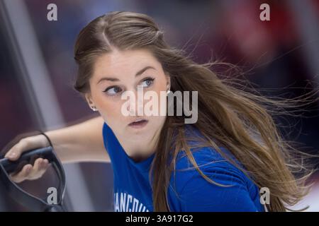 28 septembre 2017 : la patiente de glace des Canucks lors d'un match de la LNH entre les Flames de Calgary et les Canucks de Vancouver au Rogers Arena de Vancouver, Canada. Dom gagne/CSM(image de crédit : &copy ; Dom gagne/CSM via ZUMA Wire) Banque D'Images
