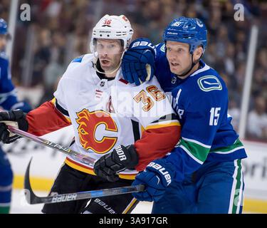 28 septembre 2017 : Troy Brouwer (36 ans), aile droite des Flames, et Derek Dorsett (15 ans), aile droite des Canucks, dans un match de la LNH entre les Flames de Calgary et les Canucks de Vancouver, au Rogers Arena de Vancouver, Canada. Dom gagne/CSM(image de crédit : &copy ; Dom gagne/CSM via ZUMA Wire) Banque D'Images