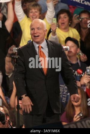8 octobre 2008 - Bethlehem, Pennsylvanie, États-Unis - 8 octobre 2008 - Bethlehem, Pennsylvanie - John McCain. Le candidat républicain à la présidence Sen. John McCain et la candidate à la vice-présidence de l'Alaska Gov. Sarah Palin assistent à un rassemblement à l'Université Lehigh. Crédit photo : Paul Zimmerman/AdMedia Banque D'Images