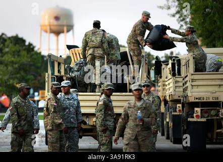 Le 1er septembre 2017 - Wharton, TX, États-Unis - des membres du 49e Bataillon de transport et de la 1ER Brigade médicale déchargent des fournitures à Wharton, Texas, le vendredi 1er septembre 2017. (Crédit image : © San Antonio Express-News via ZUMA Wire) Banque D'Images