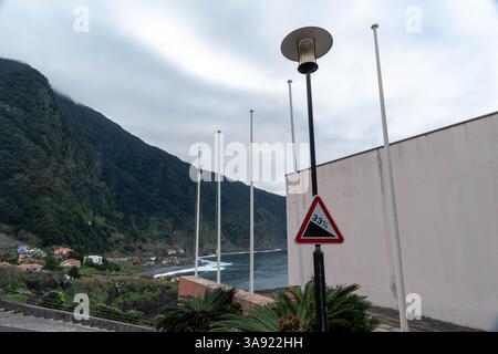 Un panneau d'avertissement en descente abrupte sur une route asphaltée étroite avec une pente Banque D'Images