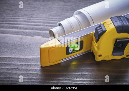 Plans de ruban de mesure et niveau de construction sur panneau de bois vintage close up View concept d'entretien Banque D'Images