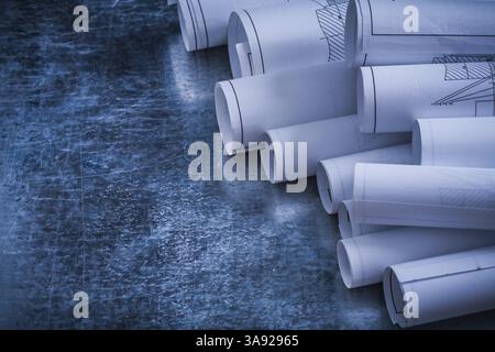 Fond vintage métallique avec tas de rouleaux bleus blancs de construction et concept d'architecture Banque D'Images