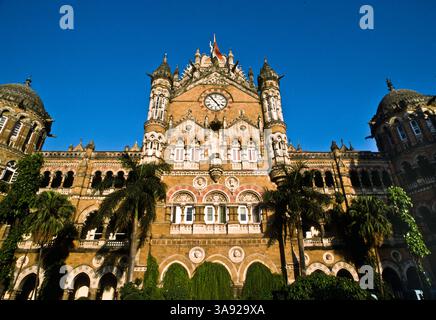 Chhatrapati Shivaji Terminus (anciennement Victoria Terminus), construit en 1888 dans une architecture gothique victorienne - l'une des gares les plus fréquentées de l'Inde Banque D'Images
