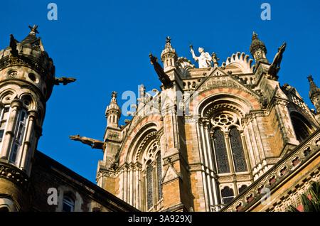 Chhatrapati Shivaji Terminus (anciennement Victoria Terminus), construit en 1888 dans une architecture gothique victorienne - l'une des gares les plus fréquentées de l'Inde Banque D'Images