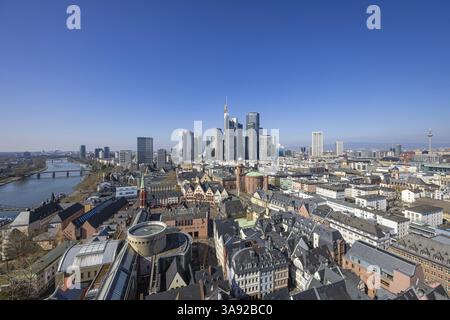 La vue depuis la cathédrale de Bartholomew vous emmène dans le centre-ville de Francfort et les gratte-ciel bancaires, Francfort-sur-le-main, Hesse, Allemagne, Europe Banque D'Images