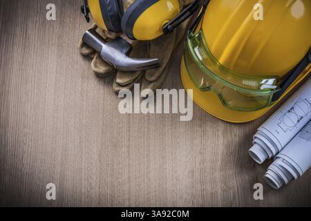 Marteau lunettes de sécurité modèles gants de protection casque casque cache-oreilles Banque D'Images