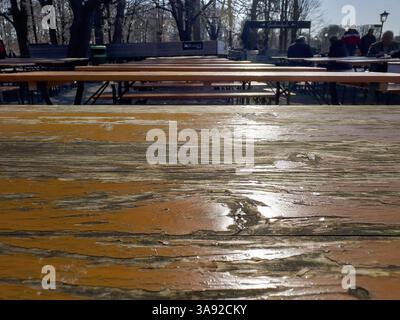 Table de jardin de bière altérée, derrière elle visiteurs de jardin de bière, Kleinhesseloher See, Munich, Bavière, Allemagne, Europe Banque D'Images