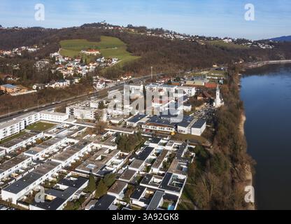 Image de drone, lotissement, immeubles d'habitation et gratte-ciel, Puchenau, Linz Land district, Danube, haute-Autriche, Autriche, Europe Banque D'Images