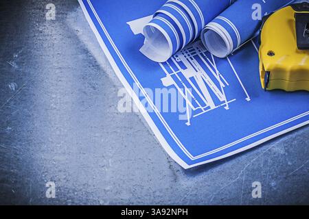 Ensemble de ruban à mesurer bleu blueprints sur fond métallique rayé Banque D'Images