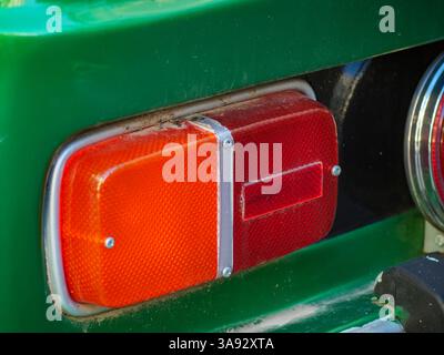 Une photographie détaillée en gros plan du feu arrière sur une voiture verte Anadol, montrant le design et les caractéristiques de la lumière. Banque D'Images