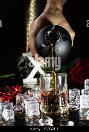 Gros plan barman versant du whisky dans le verre Banque D'Images