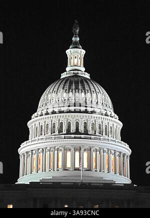 12 septembre 2017 - Washington, District of Columbia, États-Unis d'Amérique - vue nocturne à très haute résolution du dôme du Capitole des États-Unis avec la lanterne allumée regardant vers le front ouest à Washington, DC le mardi 12 septembre 2017. La lanterne est allumée lorsque l'une ou les deux chambres du Congrès sont en session..crédit : Ron Sachs / CNP (crédit image : © Ron Sachs/CNP via ZUMA Wire) Banque D'Images
