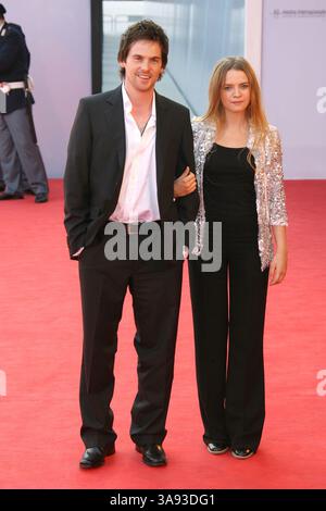 1 septembre 2006 - Lido, Italie, États-Unis - 1 septembre 2006 - Lido, Italie - Sara forestier et Tom Riley. 'Queiques jours en septembre'' Premiere' lors du 63ème Festival annuel du film de Venise. Crédit photo : Zach Lipp/AdMedia (crédit image : © Zach Lipp/AdMedia via ZUMA Wire) Banque D'Images