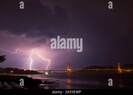11 septembre 2017 - San Francisco, Californie, États-Unis - la foudre frappe le Golden Gate Bridge la nuit. (Crédit image : © Dinno Kovic/ZUMA Wire/ZUMAPRESS.com) Banque D'Images