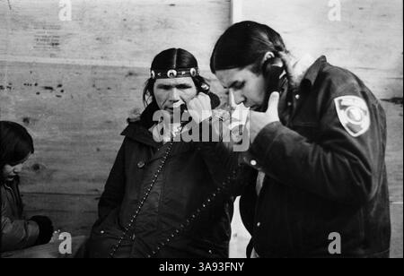 30 octobre 2017 - DENNIS BANKS, co-fondateur du mouvement des Indiens d'Amérique et leader de l'occupation Wounded Knee de 1973, est décédé, a annoncé lundi sa famille. Il avait 80 ans. Banks est l'un des nombreux militants qui fondent le mouvement des Indiens d'Amérique à Minneapolis en 1968, et il est l'un des chefs de file de la prise de contrôle armée de Wounded Knee sur la réserve de Pine Ridge dans le Dakota du Sud en 1973, pour protester contre les gouvernements tribaux et américains. PHOTO : 1973 - Pine Ridge Reservation, Dakota du Sud, États-Unis - DENNIS BANKS (à gauche) et CLYDE BELLECOURT au téléphone. Crédit image : © Kevin McKiernan via Banque D'Images