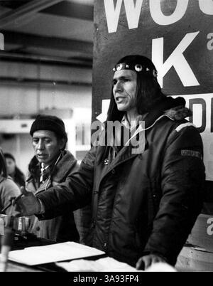 30 octobre 2017 - DENNIS BANKS, co-fondateur du mouvement des Indiens d'Amérique et leader de l'occupation Wounded Knee de 1973, est décédé, a annoncé lundi sa famille. Il avait 80 ans. Banks est l'un des nombreux militants qui fondent le mouvement des Indiens d'Amérique à Minneapolis en 1968, et il est l'un des chefs de file de la prise de contrôle armée de Wounded Knee sur la réserve de Pine Ridge dans le Dakota du Sud en 1973, pour protester contre les gouvernements tribaux et américains. PHOTO : 1973 - réserve de Pine Ridge, Dakota du Sud, États-Unis - DENNIS BANKS et Elk NOIR. (Crédit image © Kevin McKiernan via ZUMA Wire) Banque D'Images