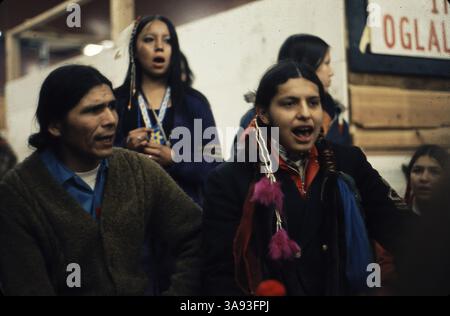 30 octobre 2017 - DENNIS BANKS, co-fondateur du mouvement des Indiens d'Amérique et leader de l'occupation Wounded Knee de 1973, est décédé, a annoncé lundi sa famille. Il avait 80 ans. Banks est l'un des nombreux militants qui fondent le mouvement des Indiens d'Amérique à Minneapolis en 1968, et il est l'un des chefs de file de la prise de contrôle armée de Wounded Knee sur la réserve de Pine Ridge dans le Dakota du Sud en 1973, pour protester contre les gouvernements tribaux et américains. PHOTO : 1973 - réserve de Pine Ridge, Dakota du Sud États-Unis - DENNIS BANKS (à gauche) avec des batteurs au poste de traite Wounded Knee. (Crédit image © Kevin M Banque D'Images