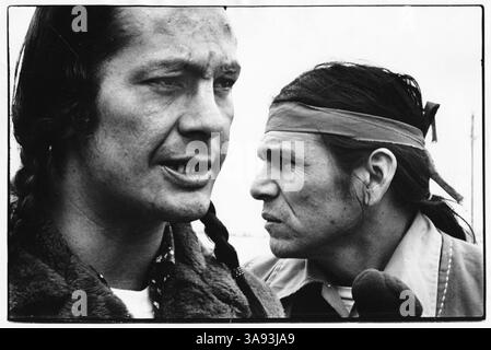 DENNIS BANKS, co-fondateur du mouvement des Indiens d'Amérique et leader de l'occupation Wounded Knee de 1973, est décédé, a annoncé lundi sa famille. Il avait 80 ans. Banks est l'un des nombreux militants qui fondent le mouvement des Indiens d'Amérique à Minneapolis en 1968, et il est l'un des chefs de file de la prise de contrôle armée de Wounded Knee sur la réserve de Pine Ridge dans le Dakota du Sud en 1973, pour protester contre les gouvernements tribaux et américains. PHOTO : 1973 - réserve de Pine Ridge, Dakota du Sud, États-Unis - RUSSELL MEANS, à gauche, et DENNIS BANKS, à droite, à Wounded Knee en mars 1973. (Crédit image : © Mike Zerby/T Banque D'Images