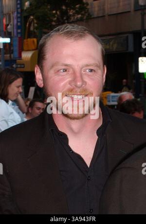 22 juin 2005 - Pittsburgh, PA, États-Unis - 22 juin 2005 ; Pittsburgh, PA, États-Unis; L'acteur et scénariste SIMON PEGG (Shaun of the Dead) a assisté à la première projection spéciale de Pittsburgh de George A. Romero's Land of the Dead au Byham Theatre. Crédit obligatoire : photo de Jason Nelson/AdMedia. (â©) Copyright 2005 par Jason Nelson. Banque D'Images