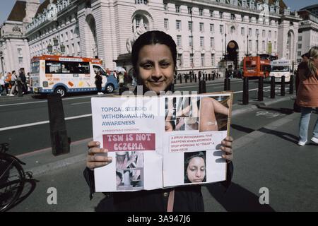 Dites non à la manifestation de stéroïdes à Londres Un groupe de personnes affectées par le retrait topique de stéroïdes TSW organise une manifestation à Parliament Square, Londres, exhortant le NHS à revoir ses protocoles de prescription pour les stéroïdes topiques. Les manifestants allèguent que le mauvais usage de ces traitements pour des affections comme l'eczéma a entraîné d'importantes souffrances chez les patients. Ils réclament une sensibilisation accrue et des lignes directrices plus strictes pour prévenir les effets indésirables associés à l'utilisation prolongée de stéroïdes. Londres Angleterre Royaume-Uni Copyright : xx Banque D'Images