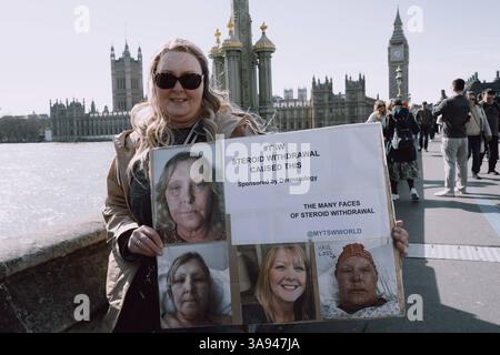 Dites non à la manifestation de stéroïdes à Londres Un groupe de personnes affectées par le retrait topique de stéroïdes TSW organise une manifestation à Parliament Square, Londres, exhortant le NHS à revoir ses protocoles de prescription pour les stéroïdes topiques. Les manifestants allèguent que le mauvais usage de ces traitements pour des affections comme l'eczéma a entraîné d'importantes souffrances chez les patients. Ils réclament une sensibilisation accrue et des lignes directrices plus strictes pour prévenir les effets indésirables associés à l'utilisation prolongée de stéroïdes. Londres Angleterre Royaume-Uni Copyright : xx Banque D'Images