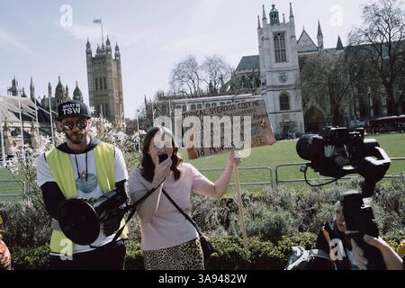 Dites non à la manifestation de stéroïdes à Londres Un groupe de personnes affectées par le retrait topique de stéroïdes TSW organise une manifestation à Parliament Square, Londres, exhortant le NHS à revoir ses protocoles de prescription pour les stéroïdes topiques. Les manifestants allèguent que le mauvais usage de ces traitements pour des affections comme l'eczéma a entraîné d'importantes souffrances chez les patients. Ils réclament une sensibilisation accrue et des lignes directrices plus strictes pour prévenir les effets indésirables associés à l'utilisation prolongée de stéroïdes. Londres Angleterre Royaume-Uni Copyright : xx Banque D'Images