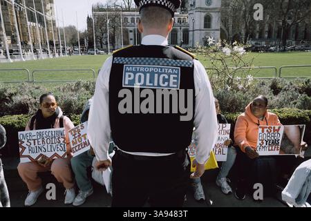 Dites non à la manifestation de stéroïdes à Londres Un groupe de personnes affectées par le retrait topique de stéroïdes TSW organise une manifestation à Parliament Square, Londres, exhortant le NHS à revoir ses protocoles de prescription pour les stéroïdes topiques. Les manifestants allèguent que le mauvais usage de ces traitements pour des affections comme l'eczéma a entraîné d'importantes souffrances chez les patients. Ils réclament une sensibilisation accrue et des lignes directrices plus strictes pour prévenir les effets indésirables associés à l'utilisation prolongée de stéroïdes. Londres Angleterre Royaume-Uni Copyright : xx Banque D'Images