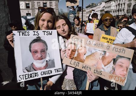 Dites non à la manifestation de stéroïdes à Londres Un groupe de personnes affectées par le retrait topique de stéroïdes TSW organise une manifestation à Parliament Square, Londres, exhortant le NHS à revoir ses protocoles de prescription pour les stéroïdes topiques. Les manifestants allèguent que le mauvais usage de ces traitements pour des affections comme l'eczéma a entraîné d'importantes souffrances chez les patients. Ils réclament une sensibilisation accrue et des lignes directrices plus strictes pour prévenir les effets indésirables associés à l'utilisation prolongée de stéroïdes. Londres Angleterre Royaume-Uni Copyright : xx Banque D'Images
