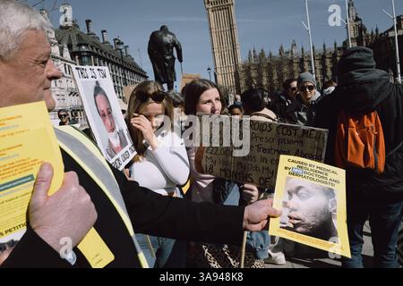 Dites non à la manifestation de stéroïdes à Londres Un groupe de personnes affectées par le retrait topique de stéroïdes TSW organise une manifestation à Parliament Square, Londres, exhortant le NHS à revoir ses protocoles de prescription pour les stéroïdes topiques. Les manifestants allèguent que le mauvais usage de ces traitements pour des affections comme l'eczéma a entraîné d'importantes souffrances chez les patients. Ils réclament une sensibilisation accrue et des lignes directrices plus strictes pour prévenir les effets indésirables associés à l'utilisation prolongée de stéroïdes. Londres Angleterre Royaume-Uni Copyright : xx Banque D'Images