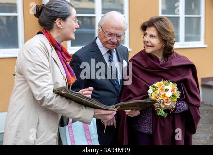 Sigtuna, Sverige. 29 mars 2025. Le roi Carl Gustaf et la reine Silvia avec désirée Wachtmeister qui montre au roi un album de son grand-père Rutger Wachtmeister qui était un camarade de jeu du père du roi, le prince héritier Gustaf Adolf. Foto : Stefan Jerrevång/TT/Kod 60160 crédit : TT News Agency/Alamy Live News Banque D'Images
