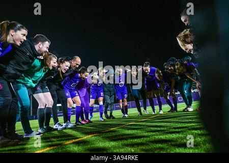 L'entraîneur-chef Farid Goreishvand et son équipe Anderlecht photographiés après un match de football féminin entre le RSC Anderlecht Women et le KVC Westerlo Ladies lors de la 21e journée de la saison 2024 - 2025 de la Super League belge du Lotto Womens , le samedi 29 mars 2025 à Anderlecht , BELGIQUE . PHOTO SPORTPIX | Stijn Audooren Banque D'Images