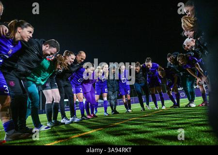 L'entraîneur-chef Farid Goreishvand et son équipe Anderlecht photographiés après un match de football féminin entre le RSC Anderlecht Women et le KVC Westerlo Ladies lors de la 21e journée de la saison 2024 - 2025 de la Super League belge du Lotto Womens , le samedi 29 mars 2025 à Anderlecht , BELGIQUE . PHOTO SPORTPIX | Stijn Audooren Banque D'Images