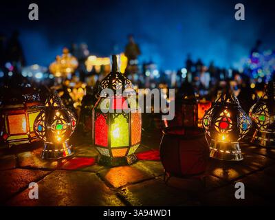 Lanternes traditionnelles colorées illuminant un marché nocturne dans la médina, Maroc Banque D'Images