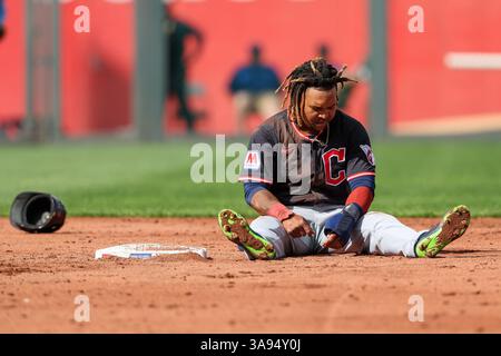 29 mars 2025 : Jose Ramirez (11 ans), troisième joueur de base des Cleveland Guardians, réagit à la deuxième base par Bobby Witt Jr. (7 ans), arrêt court des Kansas City Royals, non représenté, lors de la troisième manche d'un match de baseball de la MLB au Kauffman Stadium de Kansas City, Missouri. David Smith/CSM (image crédit : © David Smith/Cal Sport Media) Banque D'Images