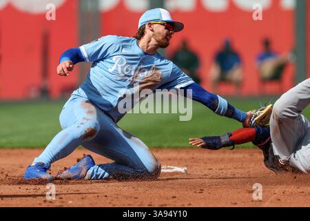 29 mars 2025 : Bobby Witt Jr. (7 ans) des Kansas City Royals remporte le titre de troisième joueur de base des Cleveland Guardians, Jose Ramirez (11 ans), à la deuxième base lors de la troisième manche d'un match de baseball de la MLB au Kauffman Stadium à Kansas City, Missouri. David Smith/CSM (image crédit : © David Smith/Cal Sport Media) Banque D'Images