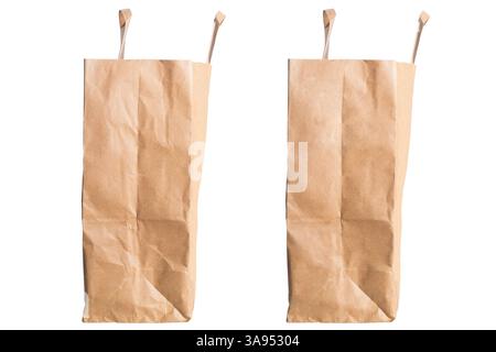 Deux sacs en papier brun simples avec poignée sur fond blanc, présentant des options d'emballage écologiques. Banque D'Images