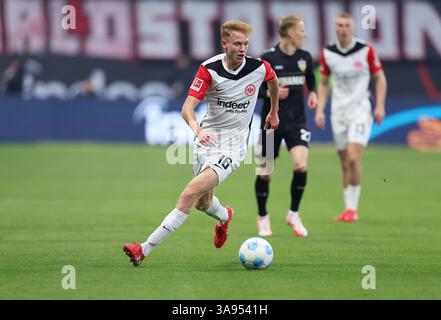 Francfort-sur-le-main, Allemagne. 29 mars 2025. 29.03.2025, Fussball Bundesliga, Eintracht Frankfurt - VfB Stuttgart, v.l., Hugo Larsson (Eintracht Frankfurt) LES RÈGLEMENTS DFL/DFB INTERDISENT TOUTE UTILISATION DE PHOTOGRAPHIES COMME SÉQUENCES D'IMAGES ET/OU QUASI-VIDÉO. Crédit xdcx : dpa/Alamy Live News Banque D'Images