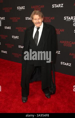 DOSSIER : 29 mars 2025. Photo prise : 5 mars 2019. **FICHIER PHOTO** Bruce Glover est décédé. LOS ANGELES, CA - 5 MARS : Bruce Glover, à la première de la saison 2 des « American Gods » de STARZ au Theatre at Ace Hotel à Los Angeles, Californie, le 5 mars 2019. Crédit : Faye Sadou/MediaPunch crédit : MediaPunch Inc/Alamy Live News Banque D'Images