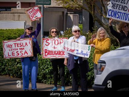Des manifestants pro-démocratie appellent au boycott de Tesla à Eugene, Oregon, le 29 mars 2025. Banque D'Images