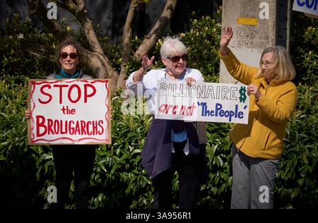 Des manifestants pro-démocratie appellent au boycott de Tesla à Eugene, Oregon, le 29 mars 2025. Banque D'Images