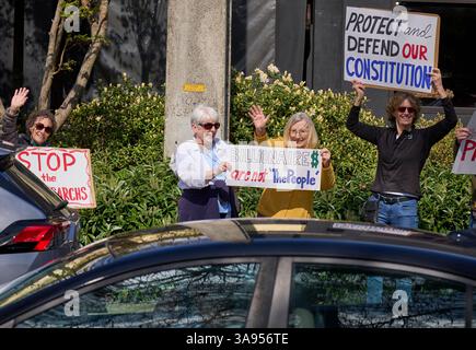 Des manifestants pro-démocratie appellent au boycott de Tesla à Eugene, Oregon, le 29 mars 2025. Banque D'Images