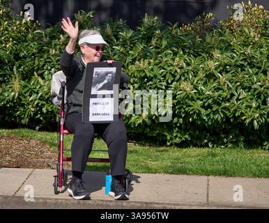 Des manifestants pro-démocratie appellent au boycott de Tesla à Eugene, Oregon, le 29 mars 2025. Banque D'Images